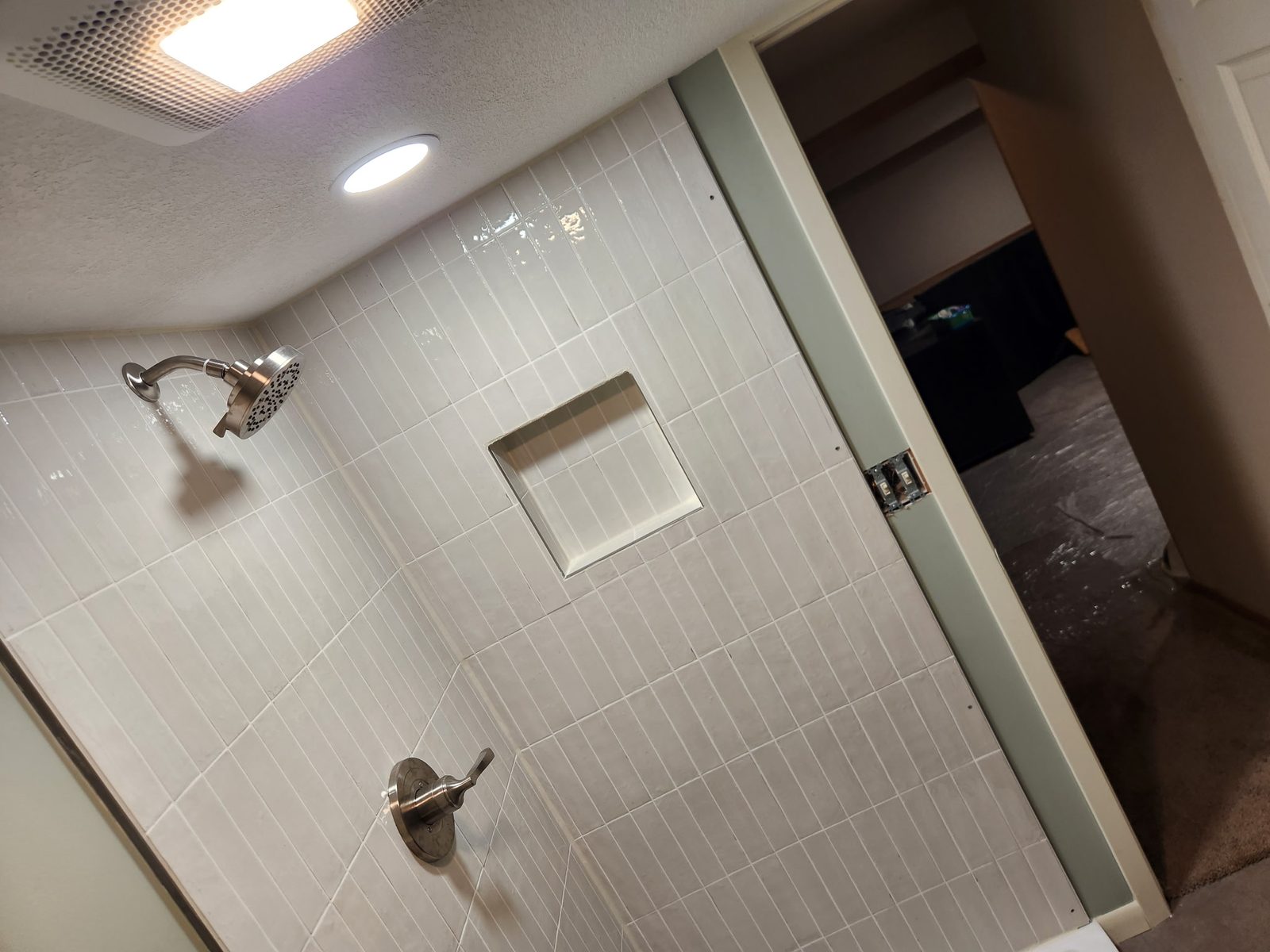 Tiled shower with niche